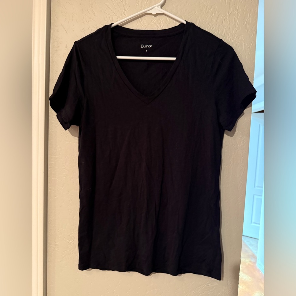 Quince Women's size medium Classic Black cotton v neck Short Sleeve Tee